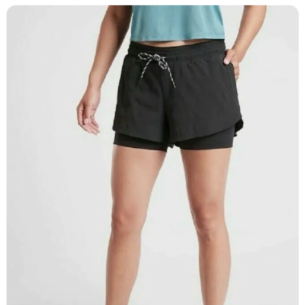 NWT Athleta black Crest 2 in 1 shortie. Size 6. Has UPF & good for hiking/walk